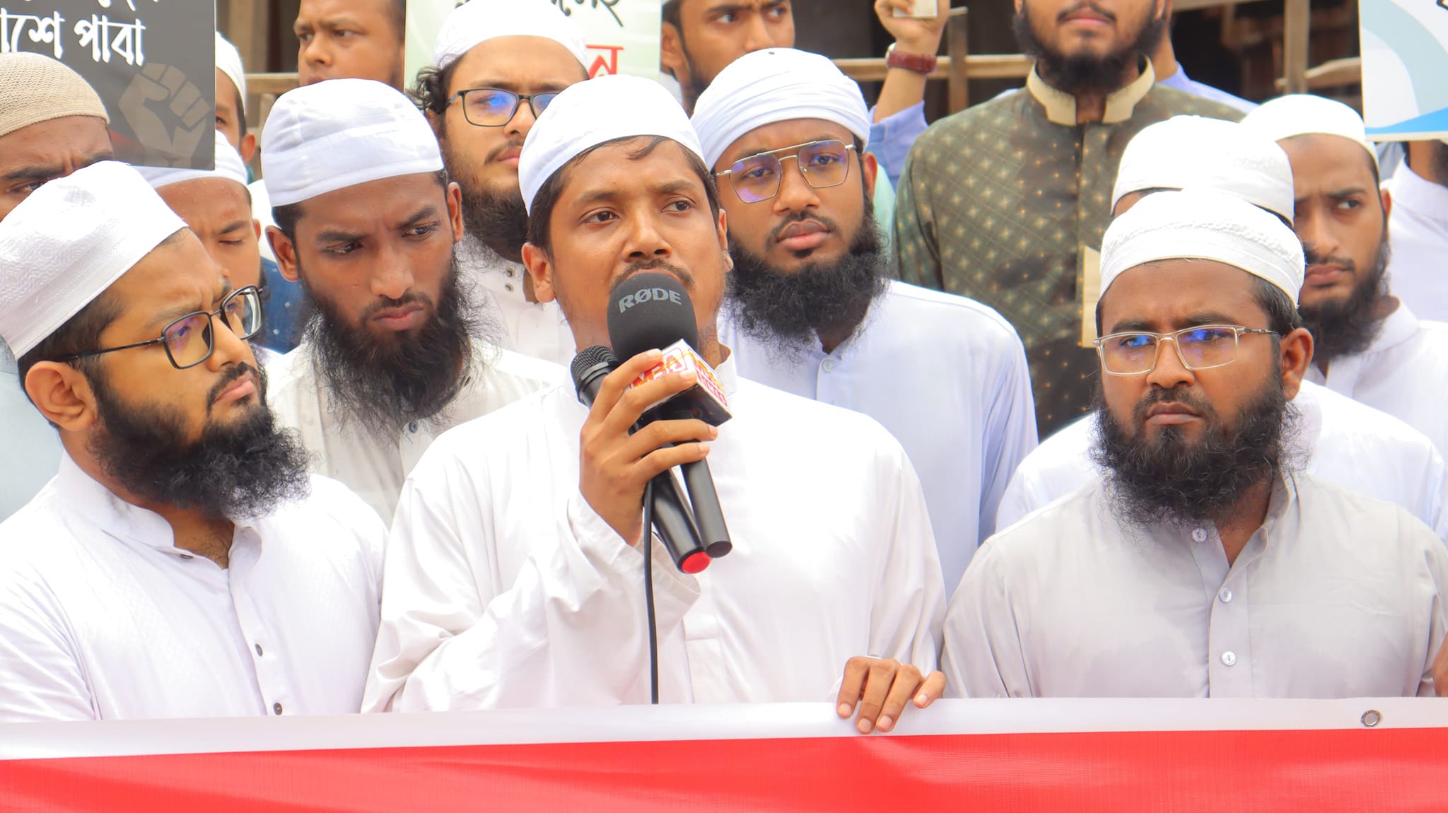 সাধারণ আলেম সমাজের উদ্যোগে আয়োজিত ‘আমারও কিছু বলার আছে’ শীর্ষক সমাবেশে কথা বলছেন রিদওয়ান হাসান। ২০২৪-এর ৩ জুলাই তোলা ছবি।