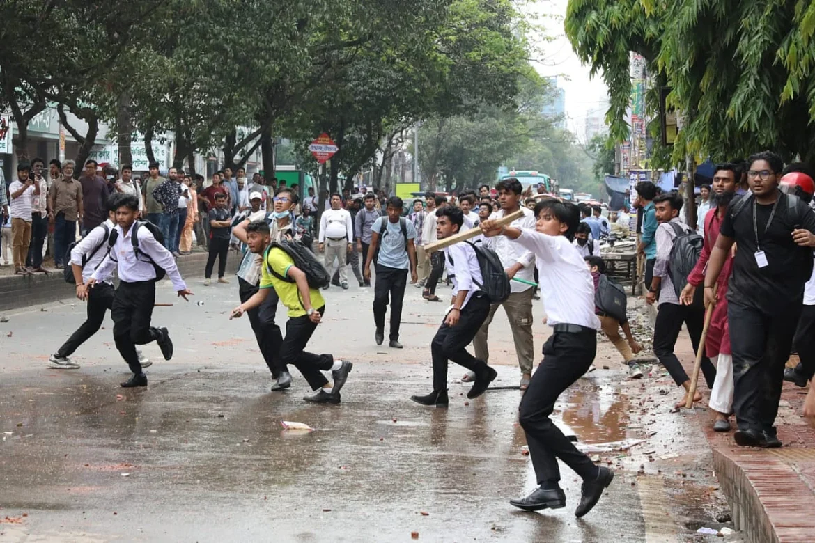 শিক্ষার্থীদের মারমুখি অবস্থান।