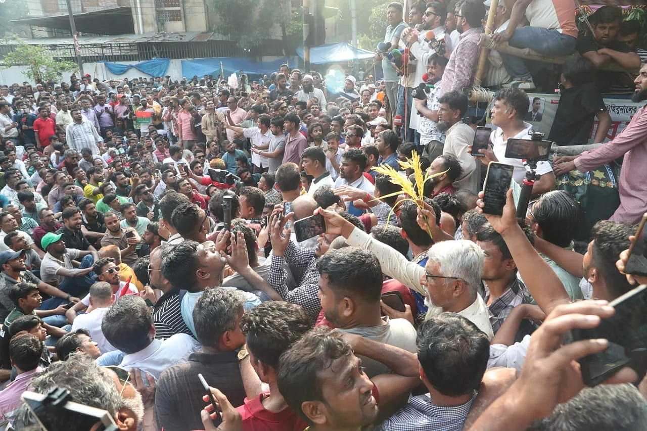 ইশরাকপন্থীরাও হুঁশিয়ারি দিয়ে বাড়ি ফিরেছে