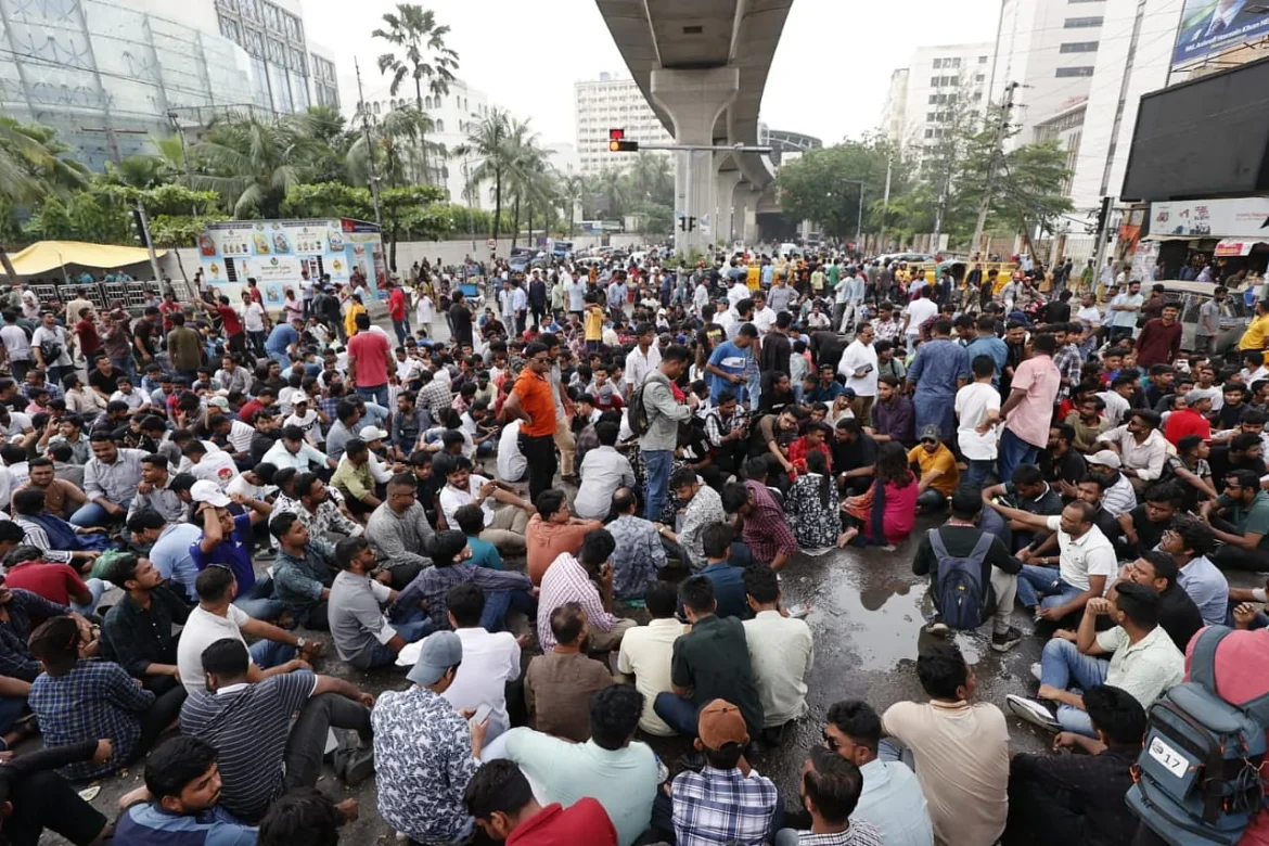 রাস্তা ছেড়েছে ছাত্রদল, যান চলাচল শুরু