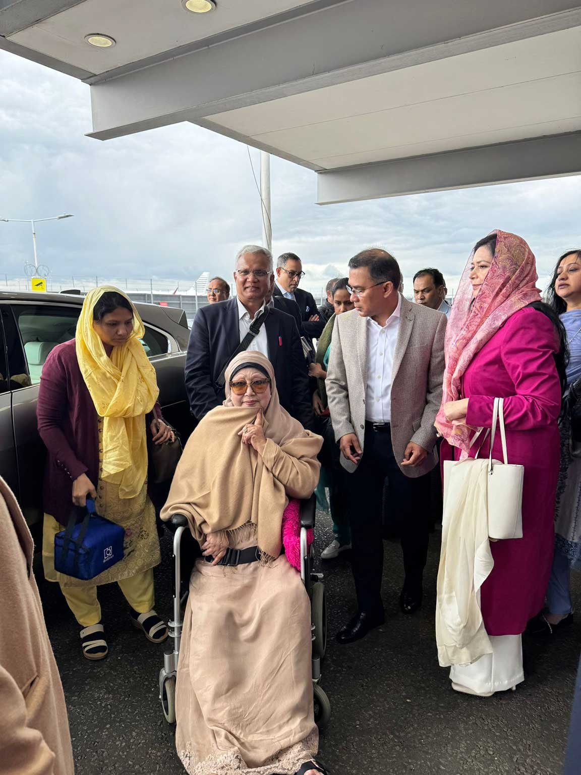 হিথ্রো বিমানবন্দরে খালেজা জিয়াকে বিদায় দিচ্ছেন তারেক রহমান