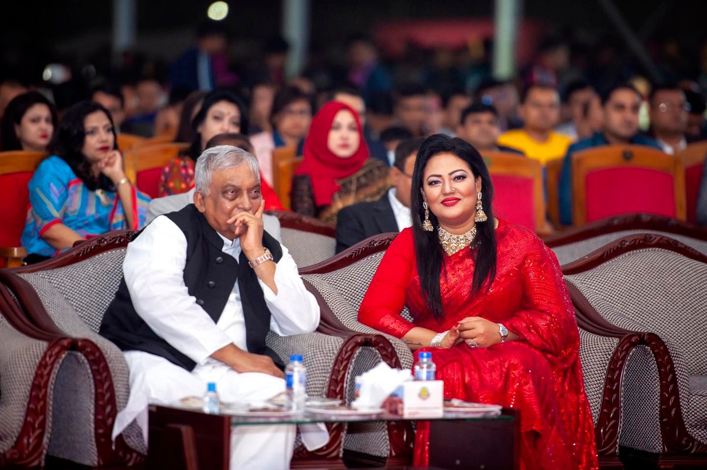 আসাদুজ্জামান খান কামালের সঙ্গে গান উপভোগ করছেন মমতাজ বেগম। ফাইল ফটো