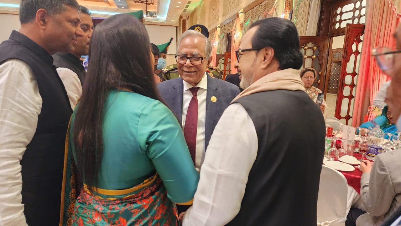 মমতাজকে কাছে পেয়ে আপ্লুত আবদুল হামিদ। ফাইল ফটো