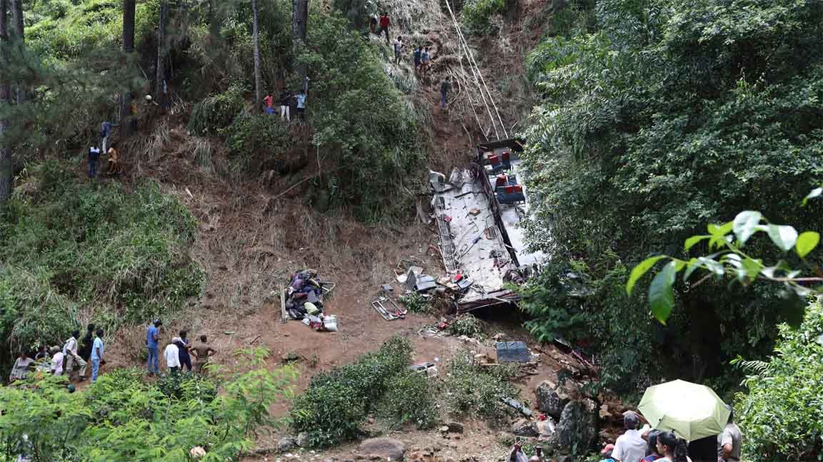 খাদে পড়া বাস