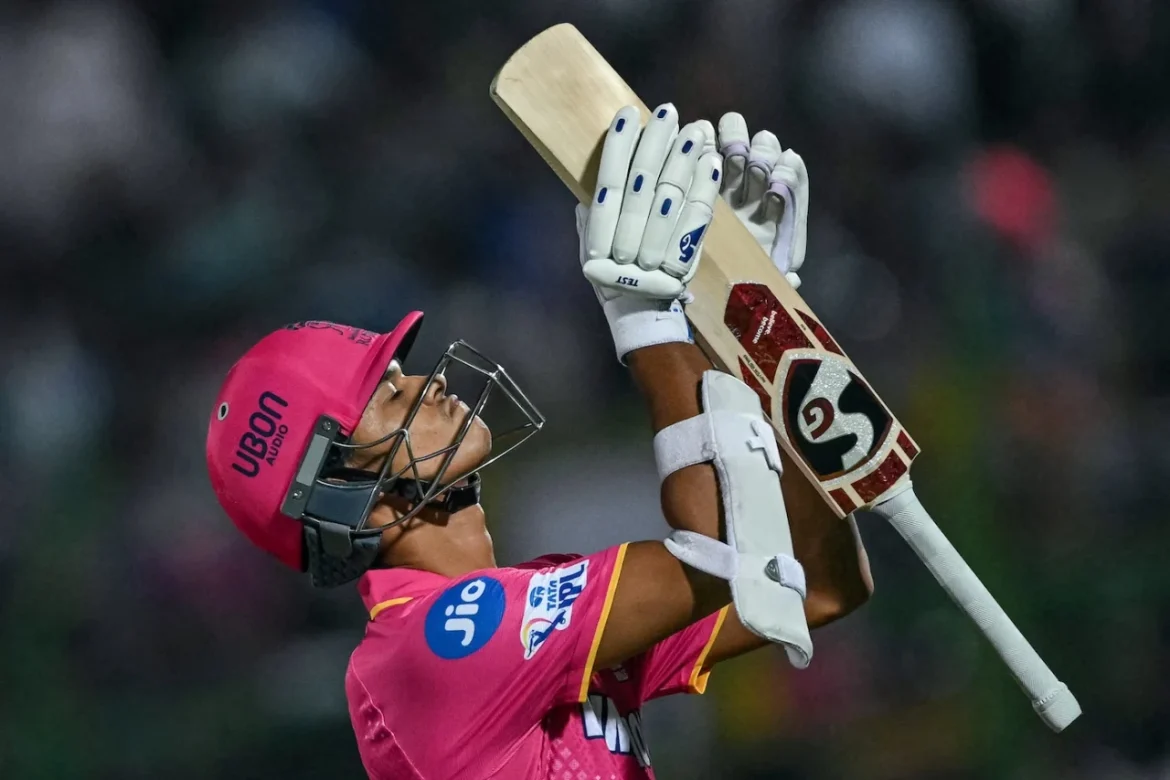 ৬ বলে ১৩ রান করে আক্ষেপ নিয়ে সাজঘরে ফিরছেন যশস্বী জয়সওয়াল