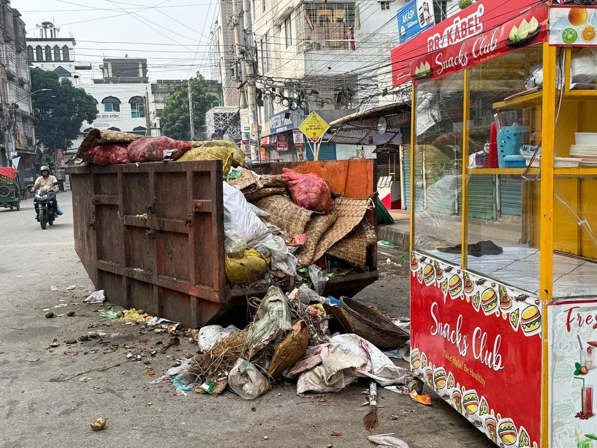 কোরবানির বর্জ্যসহ কনটেইনার পড়ে আছে সড়কের পাশে। মিরপুর ১১ নম্বরের পল্লবীর সি ব্লকের ৫ নম্বর অ্যাভিনিউতে। রোববার, সকাল সোয়া সাতটায় তোলা