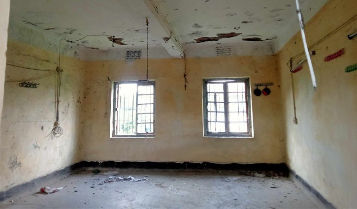 ঢাকা মেডিকেল কলেজের আবাসিক ও একাডেমিক ভবনের ঝুঁকিপূর্ণ অবস্থা।