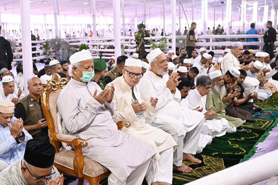 মোনাজাতরত প্রধান উপদেষ্টা