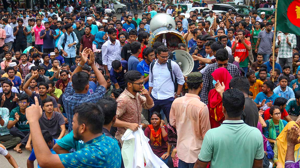 সরকারি চাকরিতে কোটা ব্যবস্থা বাতিলের পরিপত্র পুনর্বহালের দাবিতে ২০২৪ সালের ১ জুলাই বৈষম্যবিরোধী ছাত্র আন্দোলনের ব্যানারে মিছিল। ঢাকা বিশ্ববিদ্যালয় গ্রন্থাগারের সামনে থেকে মিছিলটি শুরু হয়। পরে টিএসসির রাজু ভাস্কর্যে গিয়ে সমাবেশ করেন শিক্ষার্থীরা। ফাইল ফটো