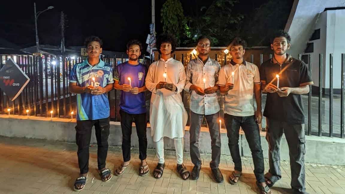 কুবিতে জুলাই শহীদদের স্মরণে মোমবাতি প্রজ্বলন