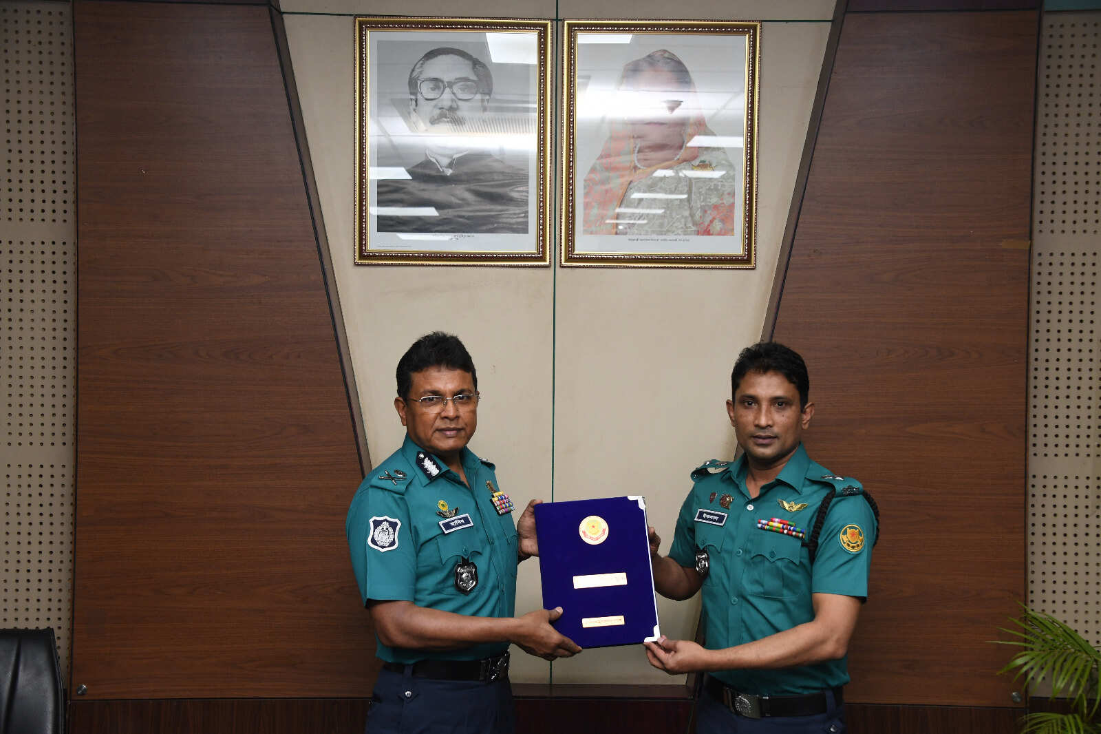 ডিএমপির সাবেক কমিশনার হাবিবু রহমানের সঙ্গে ঢাকা মহানগর পুলিশের (ডিএমপি) ওয়ারী বিভাগের সাবেক উপকমিশনার মোহাম্মদ ইকবাল হোসাইন