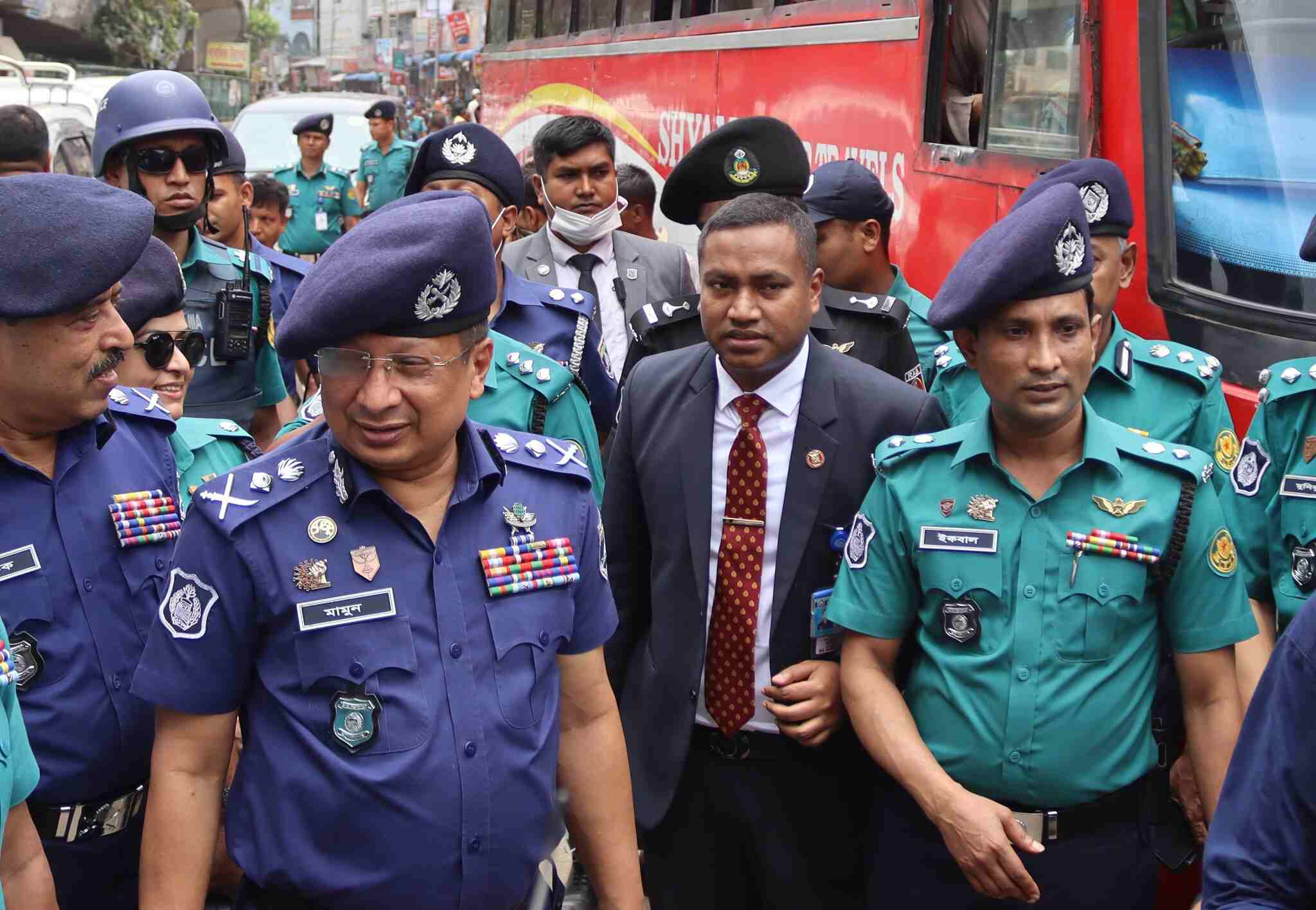 সাবেক আইজিপি চৌধুরী আব্দুল্লাহ আল-মামুনের সঙ্গে ঢাকা মহানগর পুলিশের (ডিএমপি) ওয়ারী বিভাগের সাবেক উপকমিশনার মোহাম্মদ ইকবাল হোসাইন