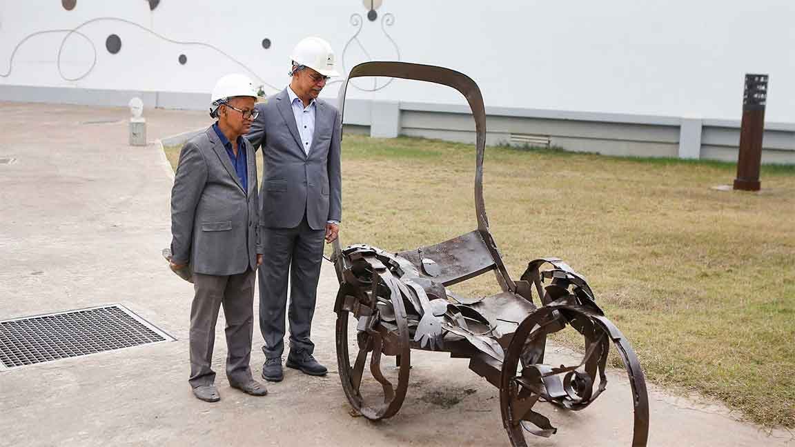 সামিট গ্রুপের চেয়ারম্যান আজিজ খানকে নিচের শিল্পকর্ম সম্পর্কে ব্রিফ করছেন হামিদুজ্জামান খান।