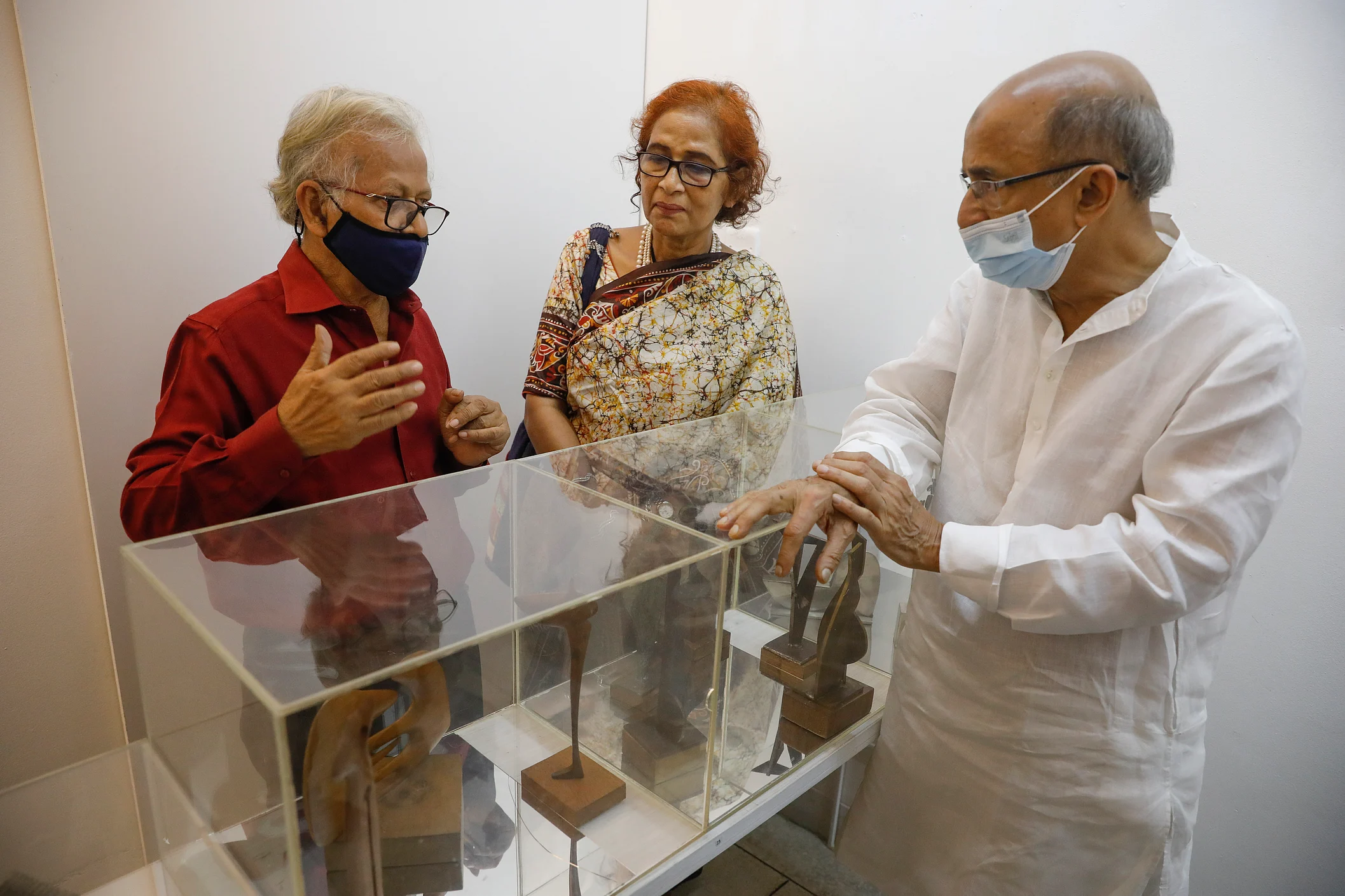 নিজের এক প্রদর্শনীতে তৎকালীন জ্বালানি উপদেষ্টা তৌফিক–ই–ইলাহী চৌধুরীর সঙ্গে কথোপথনরত। সঙ্গে স্ত্রী ভাস্কর আইভি জামান