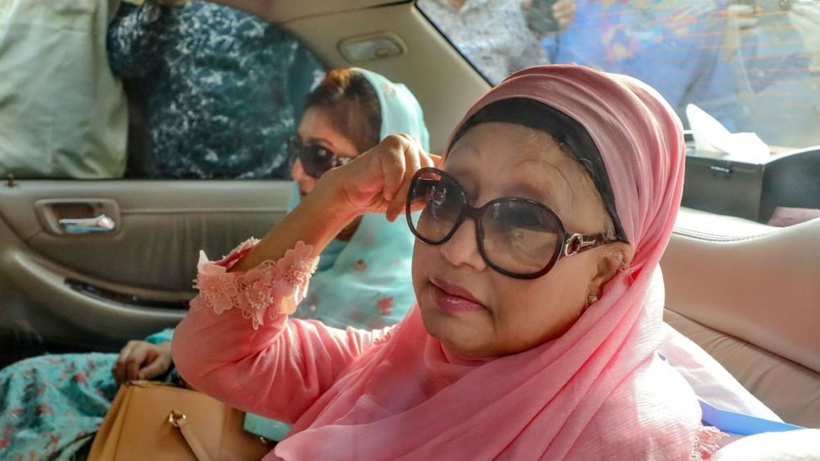 ঢাকায় দুর্নীতির মামলায় দুই বছরের বেশি কারাভোগের পর চিকিৎসাজনিত কারণে মুক্তি পেয়ে গাড়িতে বাড়ি ফিরছেন খালেদা জিয়া। ২৫ মার্চ ২০২০ তোলা ছবি।