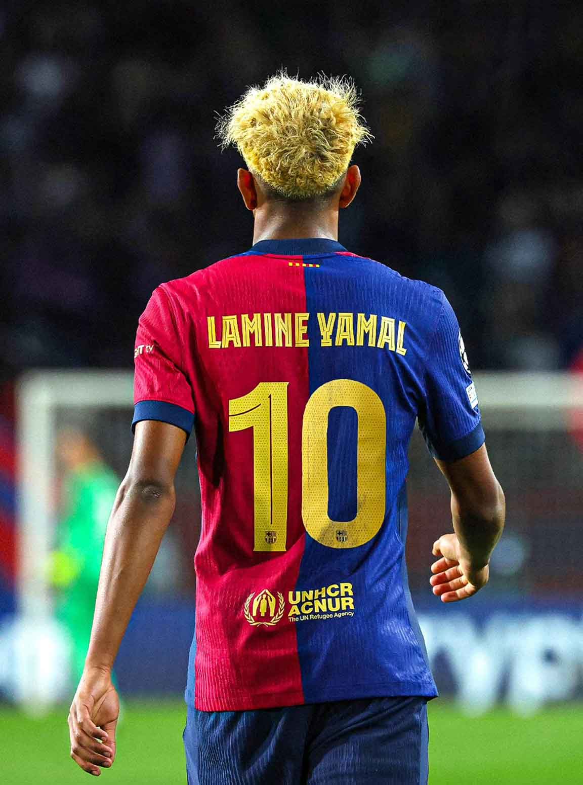 নিজের ১০ নম্বর জার্সি হাতে লামিনে ইয়ামাল