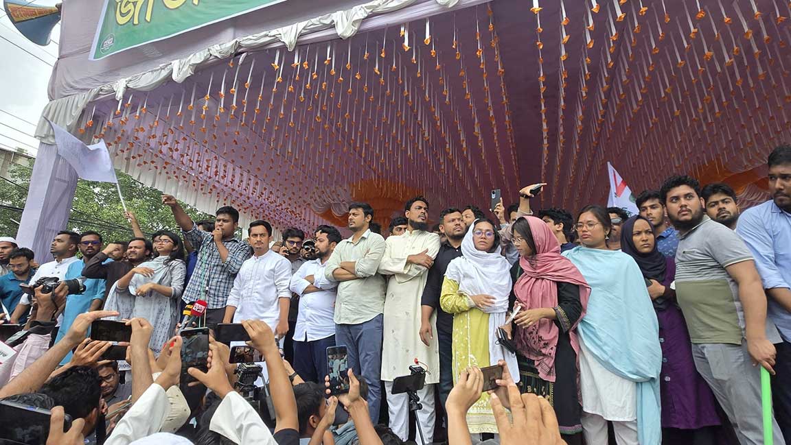 গোপালগঞ্জের সমাবেশ মঞ্চে এনসিপির নেতারা