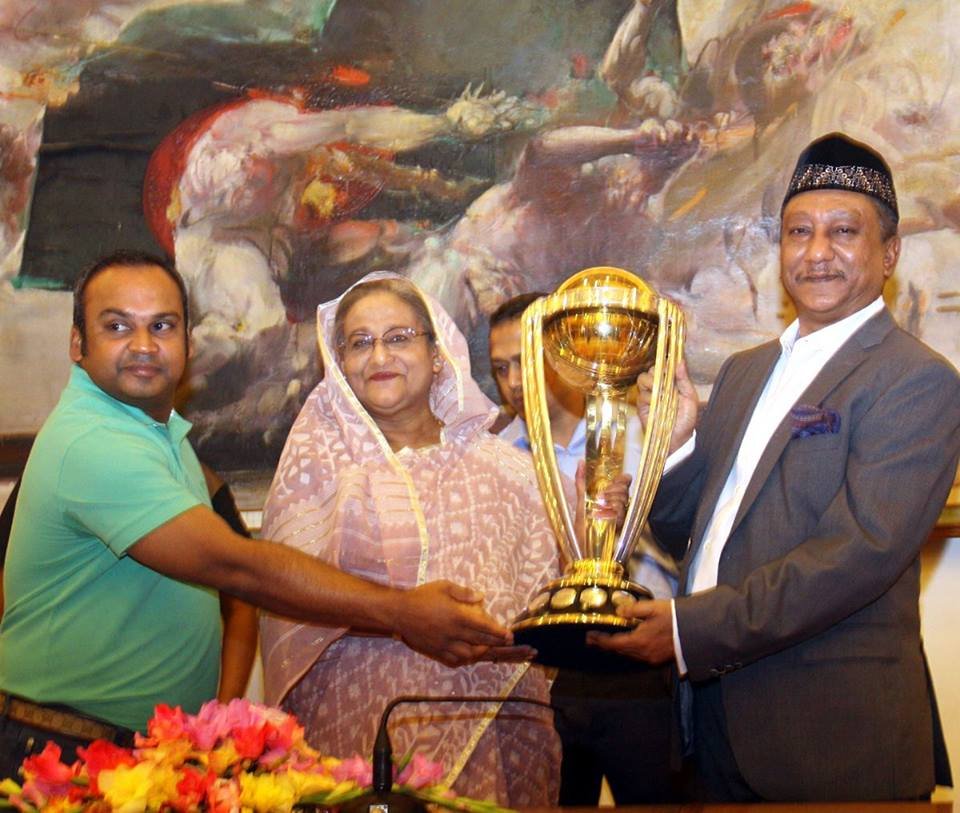 শেখ হাসিনা ও নাজমুল হাসান পাপনের সঙ্গে নাঈমুর রহমান দুর্জয়। ফাইল ফটো