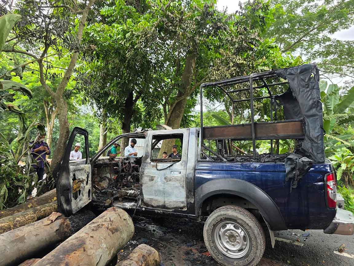 গোপালগুঞ্জের উলপুরে জালিয়ে দেওয়া পুলিশের গাড়ি