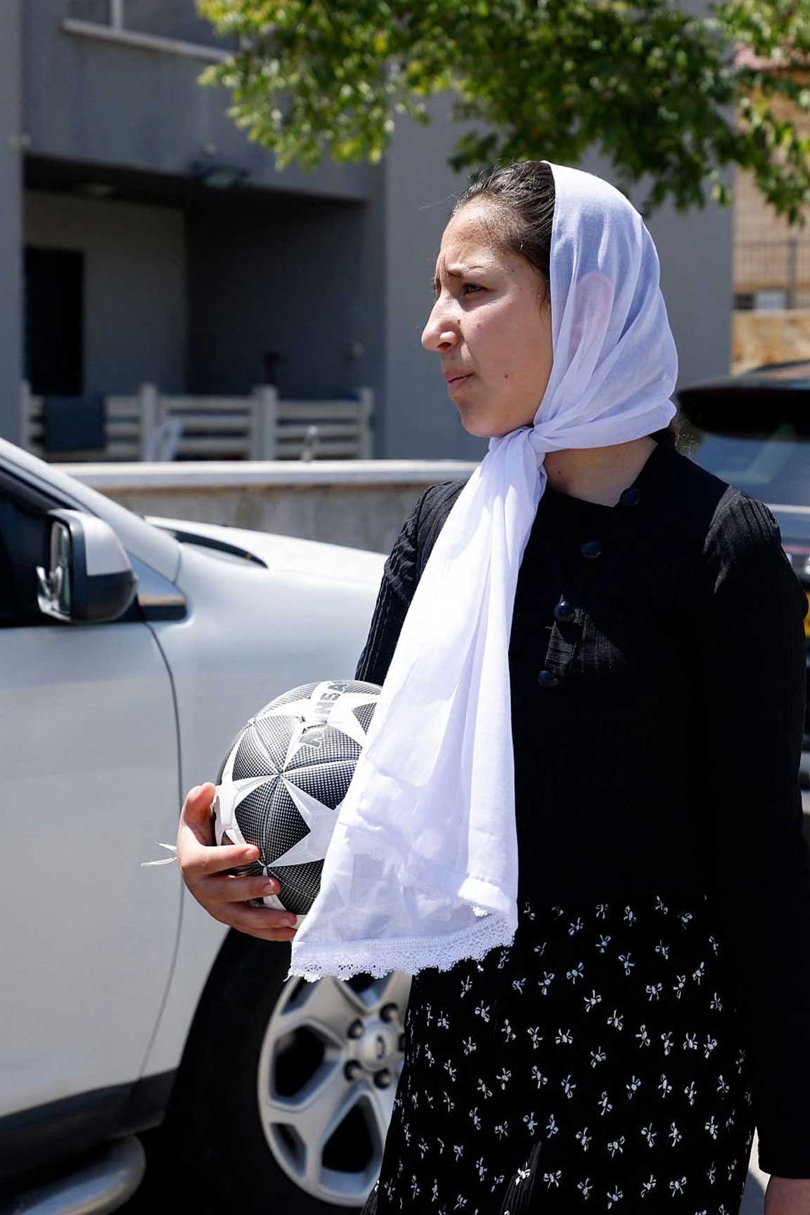 ফুটবল হাতে এক দ্রুজ নারী