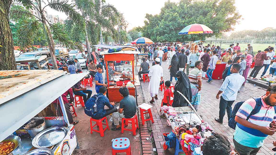 ভ্রাম্যমাণ দোকানে ভরে গেছে সংসদ ভবনের সামনের এলাকা। গতকাল রাজধানীর মানিক মিয়া অ্যাভিনিউ এলাকায়।