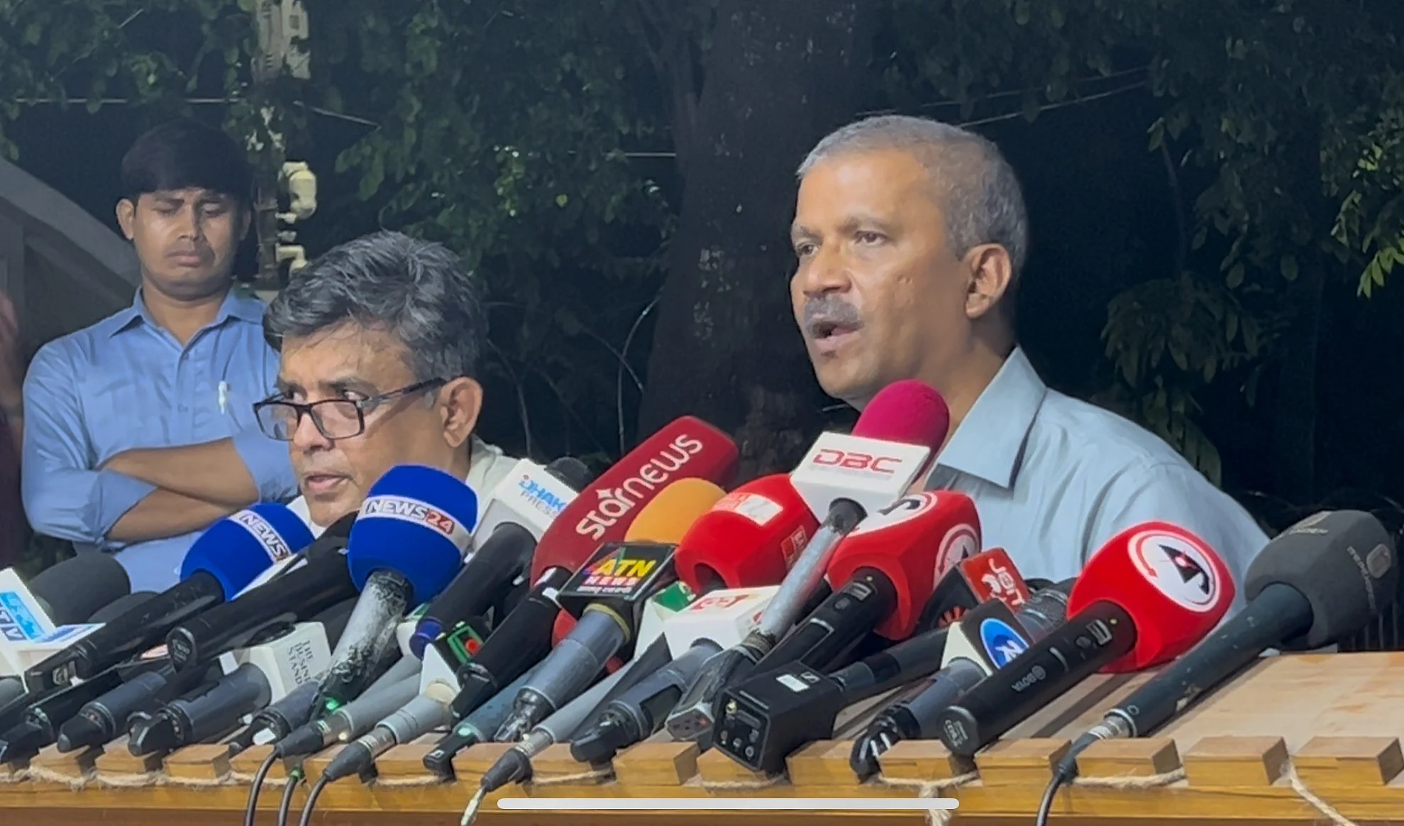 চারটি রাজনৈতিক দলের নেতাদের সঙ্গে প্রধান উপদেষ্টার বৈঠকের পর সেখানে আলোচনার বিষয়বস্তু নিয়ে সাংবাদিকদের ব্রিফ করেন আইন উপদেষ্টা অধ্যাপক আসিফ নজরুল। মঙ্গলবার রাতে রাষ্ট্রীয় অতিথি ভবন যমুনায়।