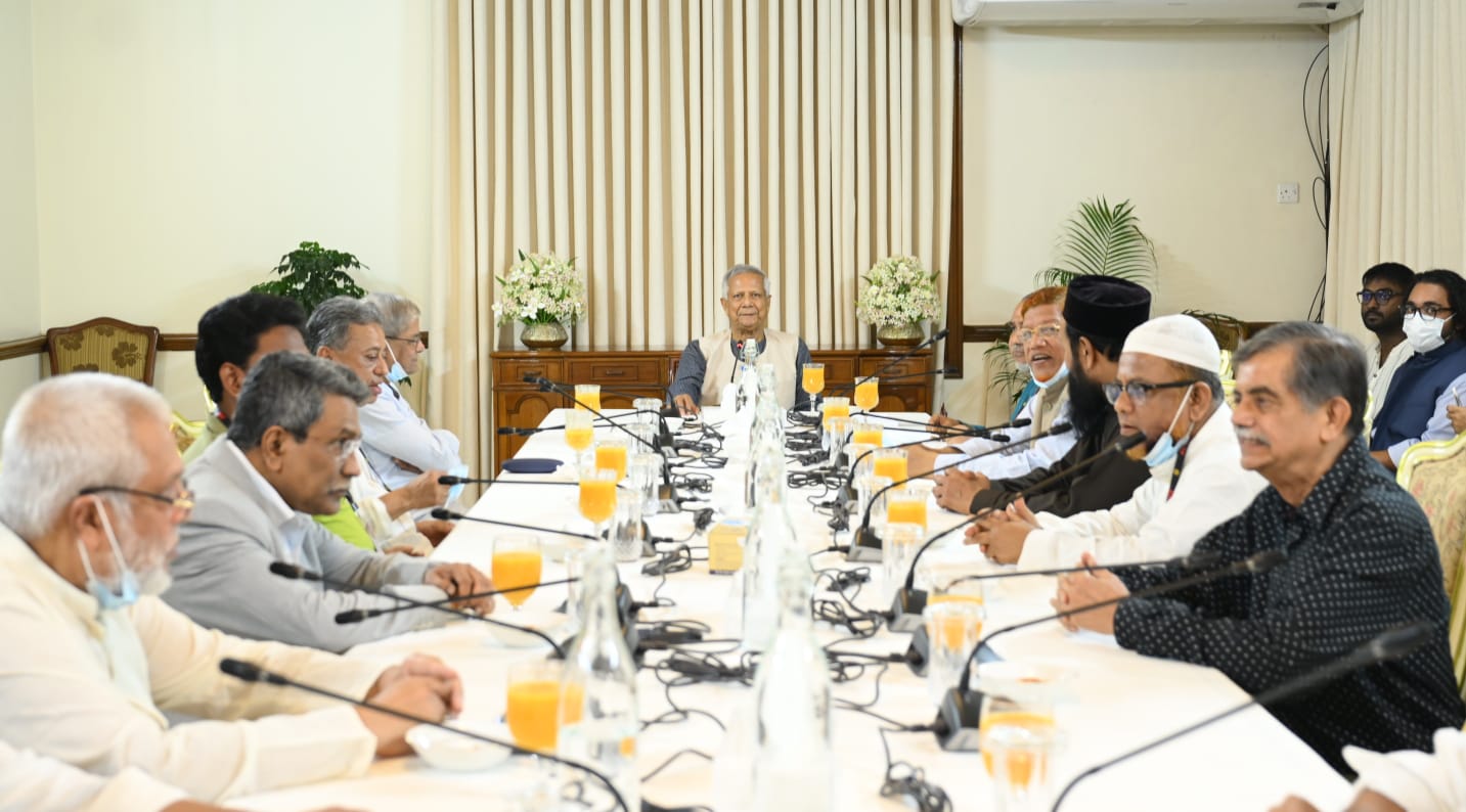 যমুনায় বৈঠক চলাকালে প্রধান উপদেষ্টার সঙ্গে চার দলের নেতারা