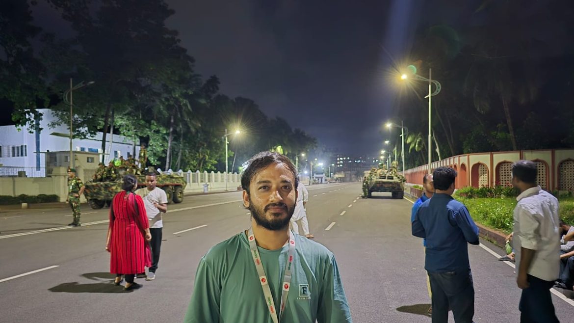 ২০২৪ সালের ৫ আগস্ট বঙ্গভবনের সামনে লেখক।