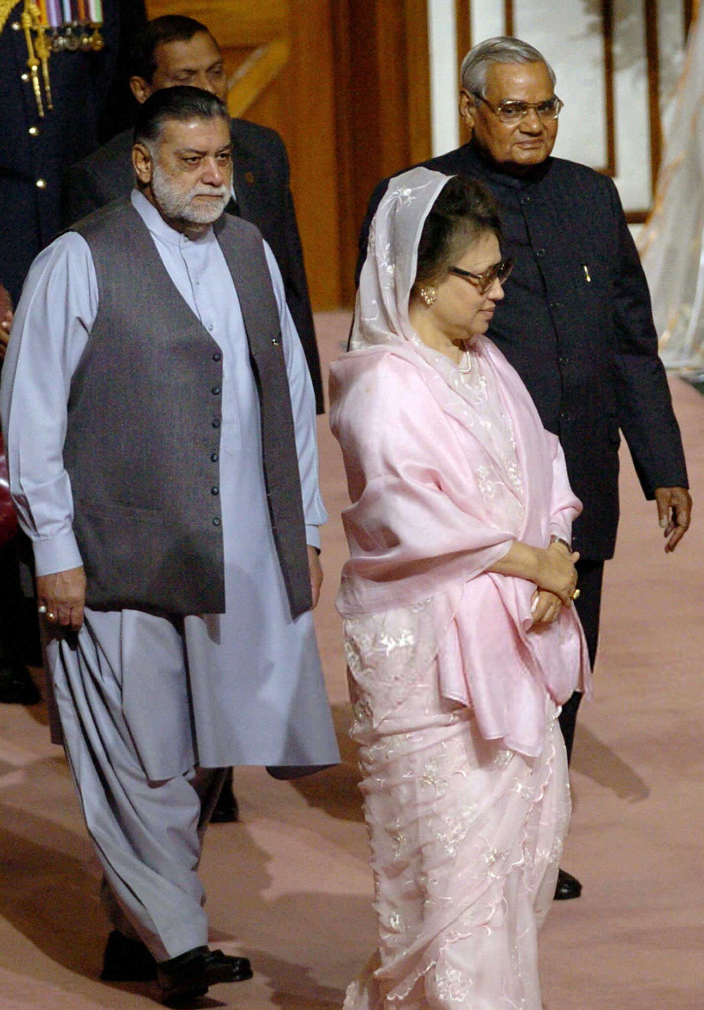 ইসলামাবাদে খালেদা জিয়া, এক পাশে অটল বিহারী বাজপেয়ী ও অপর পাশে জাফরুল্লাহ জামালী। ২০০৪ সালের ৬ জানুয়ারি তোলা ছবি।