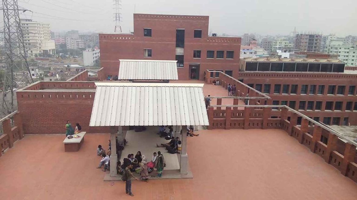 ইস্ট ওয়েস্ট ইউনিভার্সিটি: আফতাবনগরে ৭.৪ বিঘা জমিতে ৯ তলা ভবন, পাঁচ লাখ বর্গফুট একাডেমিক ও প্রশাসনিক স্থান।