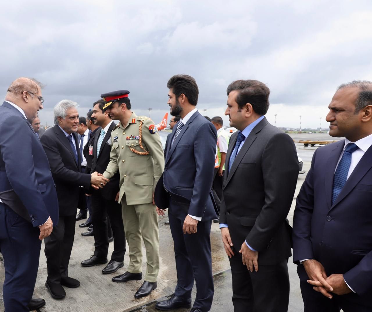 পাক হাইকমিশনের কর্মকর্তাদের সঙ্গে ইসহাক দারের করমর্দন