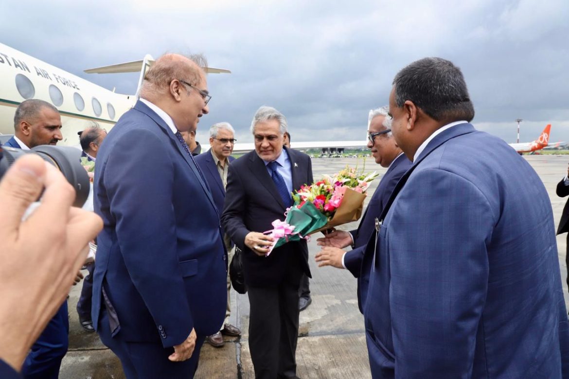 ঢাকায় ইসহাক দারকে ফুল দিয়ে শুভেচ্ছা