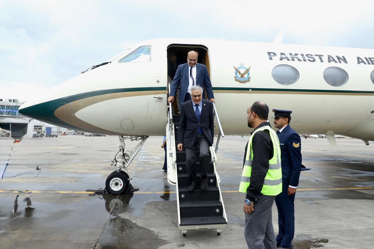 ইসহাক দারের ঢাকায় অবতরণ