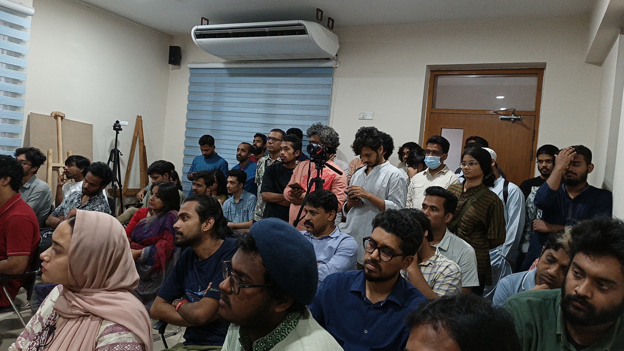 ‘লিপিকলা টাইপটক : ডিসকাসিং বাংলা টাইপফেস’ অনুষ্ঠানে দর্শকসারির একাংশ