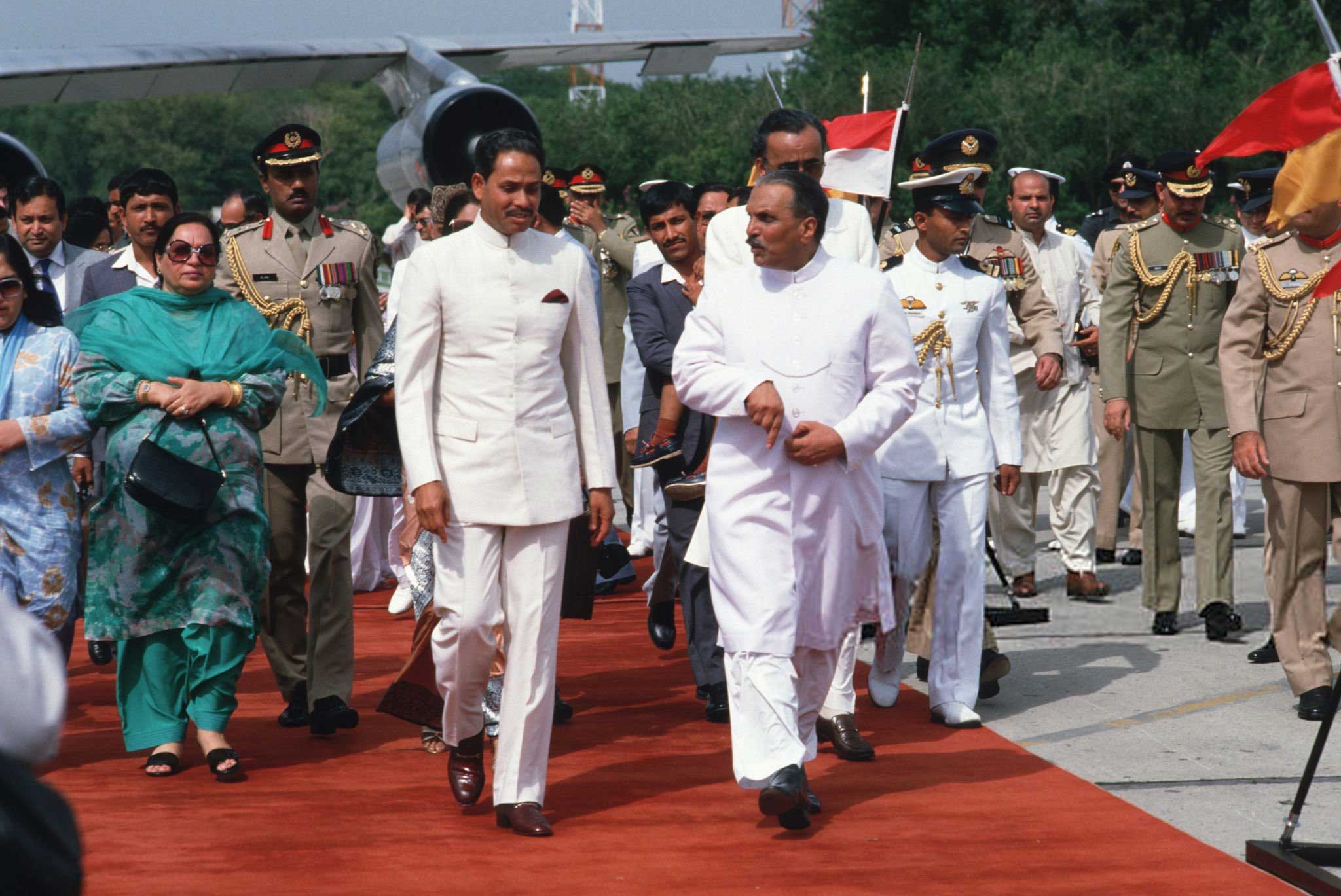 রাওয়ালপিন্ডিতে হুসেইন মুহাম্মদ এরশাদ ও জিয়া-উল-হক, ১৯৮৬ সালে তোলা ছবি।