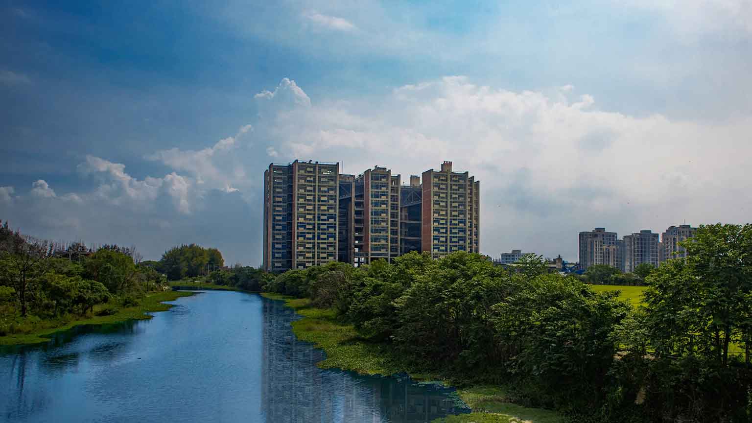 ইউনাইটেড ইন্টারন্যাশনাল ইউনিভার্সিটি (ইউআইইউ): মাদানী অ্যাভিনিউয়ের পাশে ২৫ বিঘা জমিতে ক্যাম্পাস, ফুটবল মাঠ, ১২ তলাবিশিষ্ট একাডেমিক ভবন।