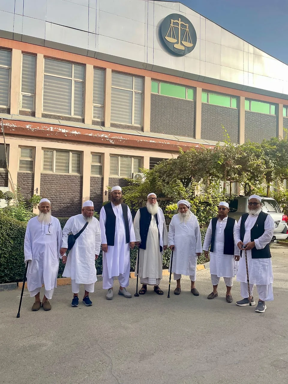 আফগানিস্তানের সুপ্রিম কোর্টের সামনে বাংলাদেশের আলেমদের সাত সদস্যের প্রতিনিধিদল