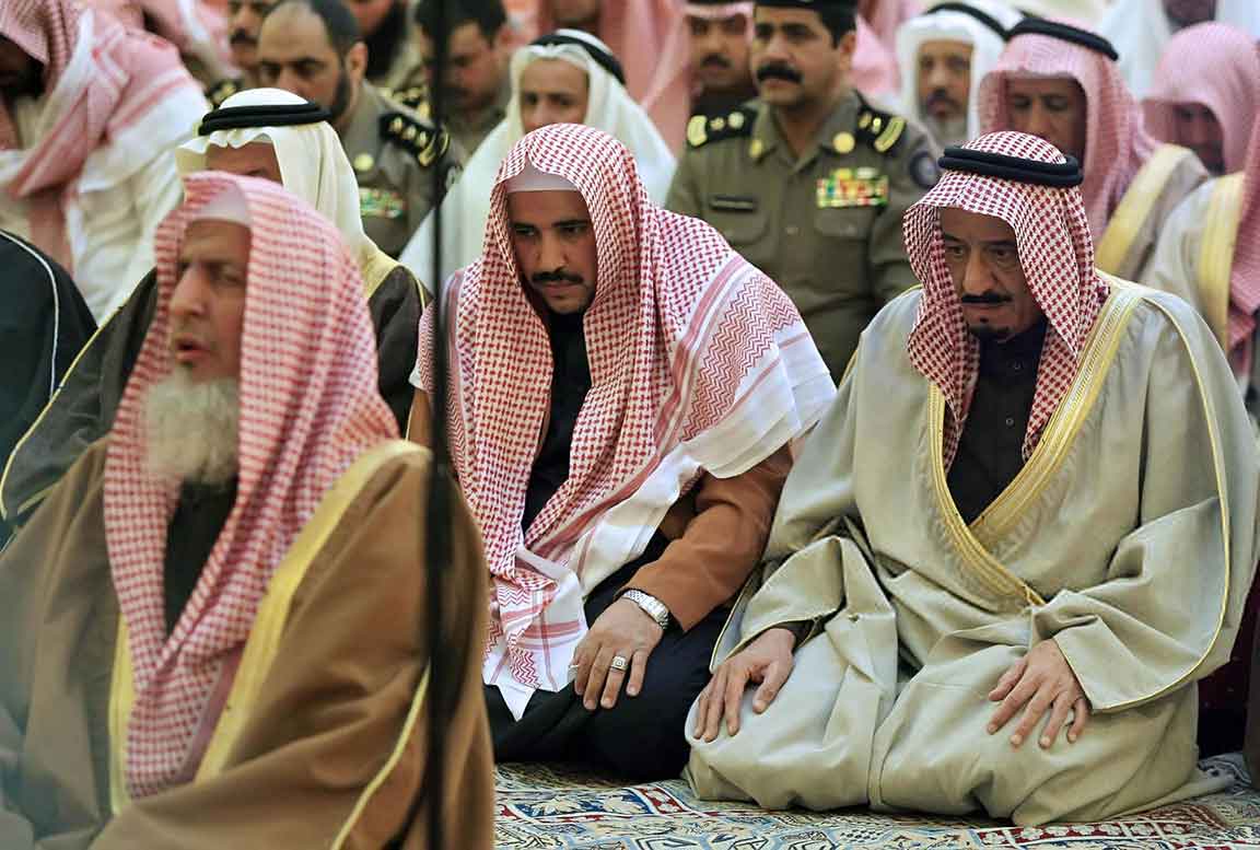 শায়খ আবদুল আজিজ আল-শায়খের পেছনে নামাজ আদায় করছেন বাদশাহ সালমান