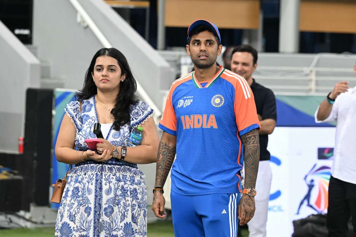 জয়ের পর মাঠে সস্ত্রীক সূর্যকুমার যাদব 