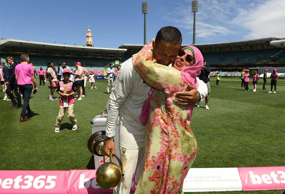 সিডনি ক্রিকেট গ্রাউন্ডে মায়ের সঙ্গে উসমান খাজা। জানুয়ারিতে তোলা ছবি