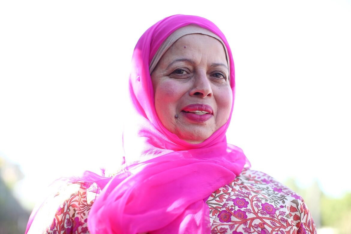 অজি ক্রিকেটার উসমান খাজার মা। ফাইল ফটো