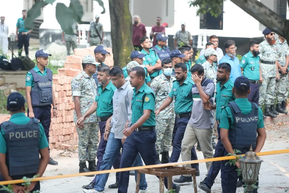 ট্রাইবুনালের পথে সেনা কর্মকর্তারা