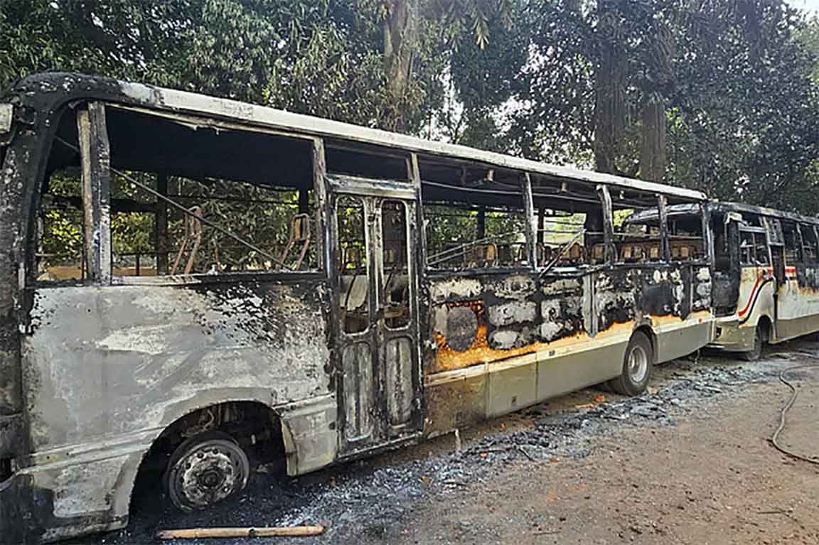 আশুলিয়ায় বেসরকারি ড্যাফোডিল ইন্টারন্যাশনাল ইউনিভার্সিটি ও সিটি ইউনিভার্সিটির শিক্ষার্থীদের মধ্যে গতকাল রোববার রাতে সংঘর্ষ হয়েছে। এ সময় সিটি ইউনিভার্সিটির বাস পুড়িয়ে দেওয়া হয়। আজ সোমবার সকাল সাড়ে আটটায় তোলা