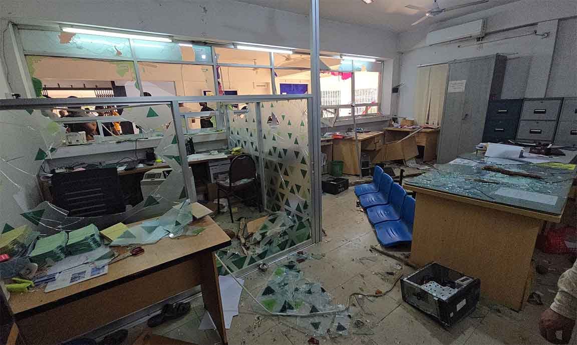 সিটি ইউনিভার্সিটির প্রশাসনিক ভবনে ভাঙচুর করা হয়েছে। আজ সোমবার সকালে তোলা