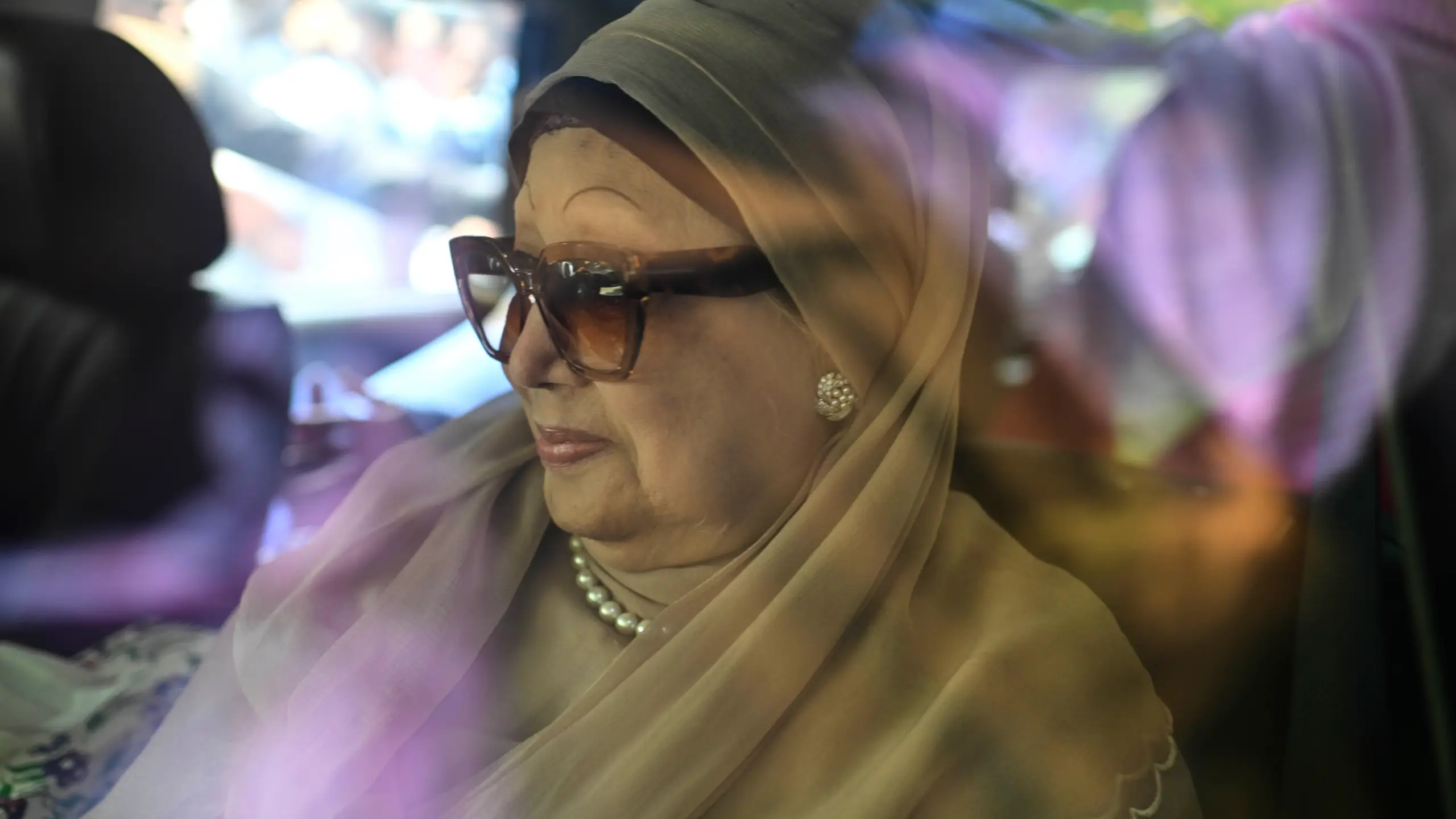 লন্ডন থেকে ঢাকায় ফেরার পর খালেদা জিয়া। ২০১৫ সালের ৬ মে তোলা ছবি।