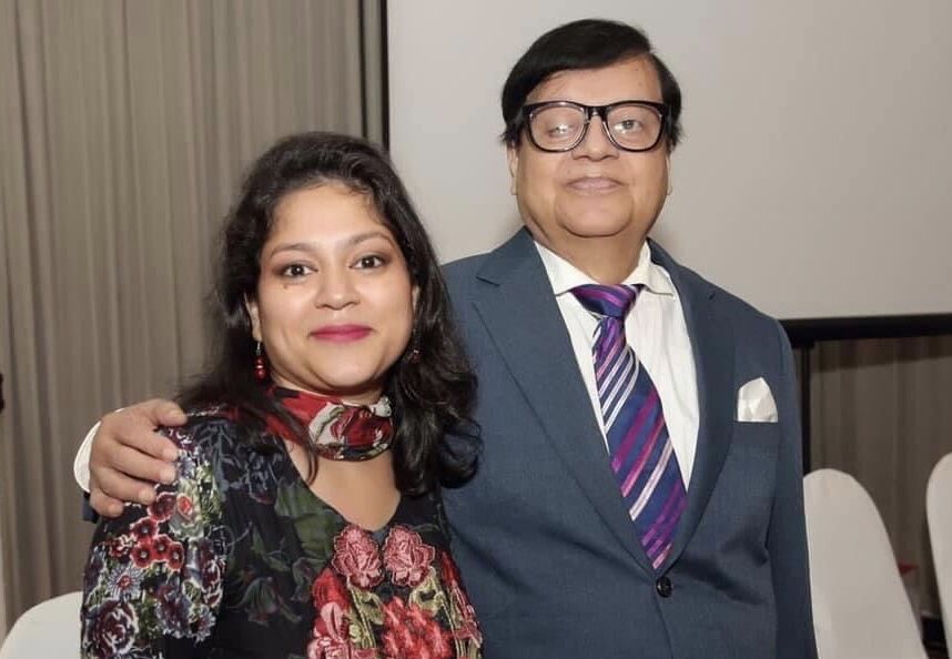 পিতার সঙ্গে হুসনা সিদ্দিকী