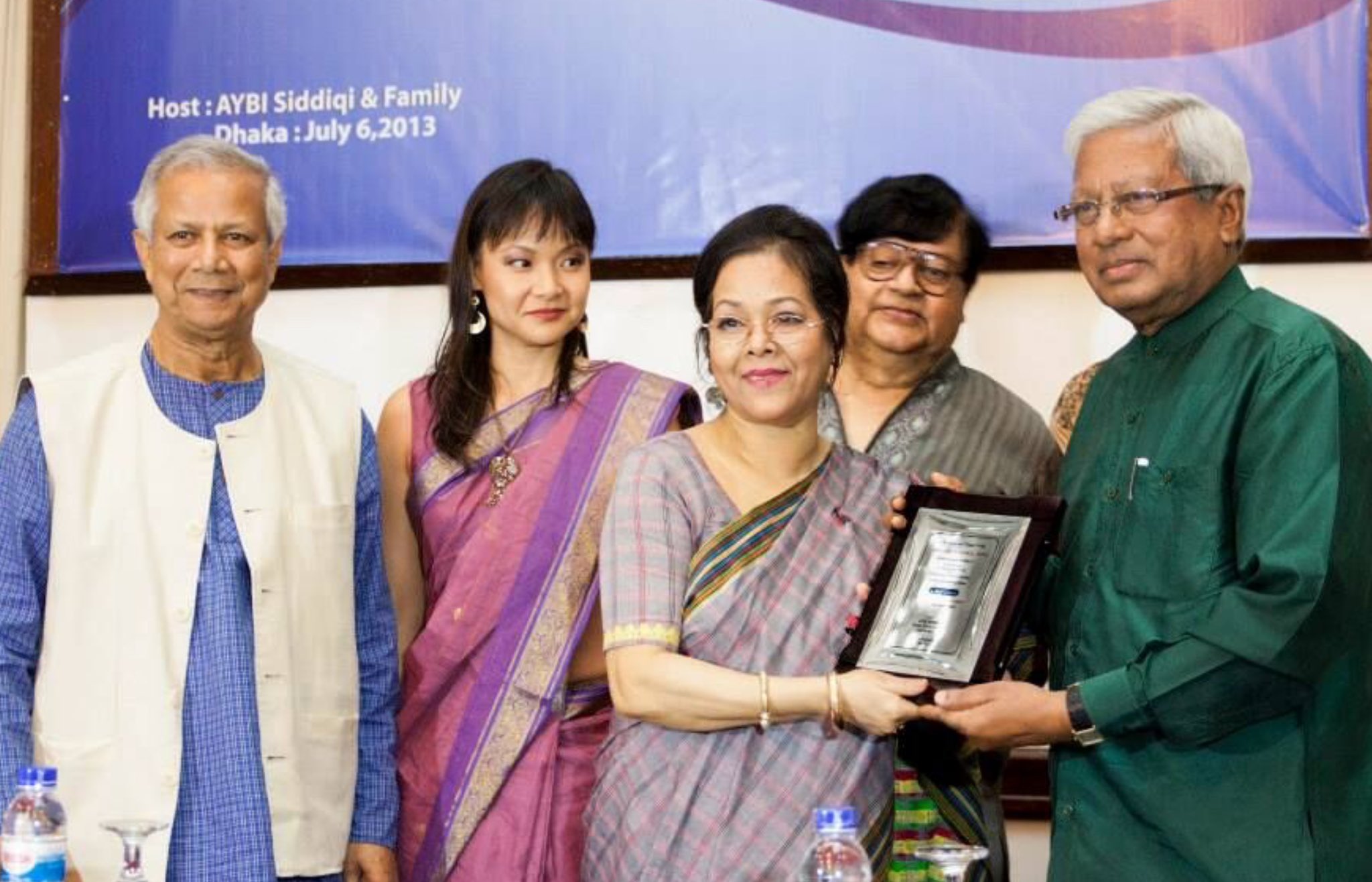 ২০১৩ সালে এওয়াইবিআই সিদ্দিকী পরিবারের আয়োজনে মুহাম্মদ ইউনূসকে সংবর্ধনা জানানো হয়। অনুষ্ঠানে লুৎফে ও হুসনার মা রেহানা সিদ্দিকী প্রধান অতিথি ফজলে হাসান আবেদকে ক্রেস্ট উপহার দিচ্ছেন।