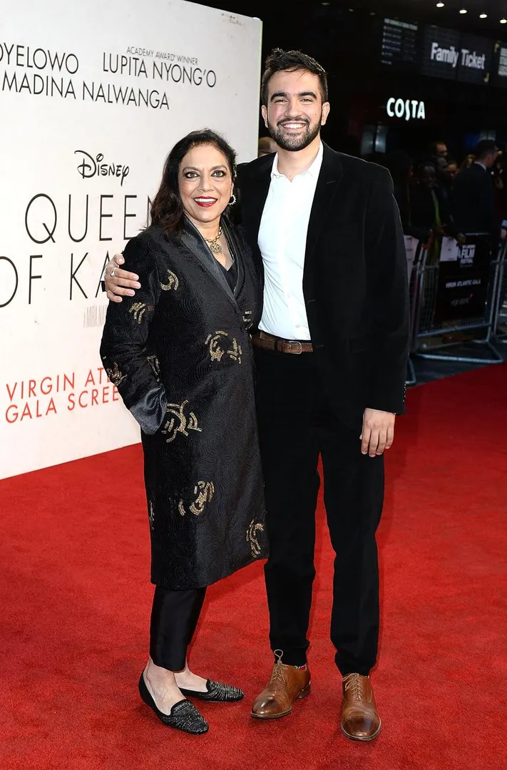 মা মীরা নায়ারের সঙ্গে