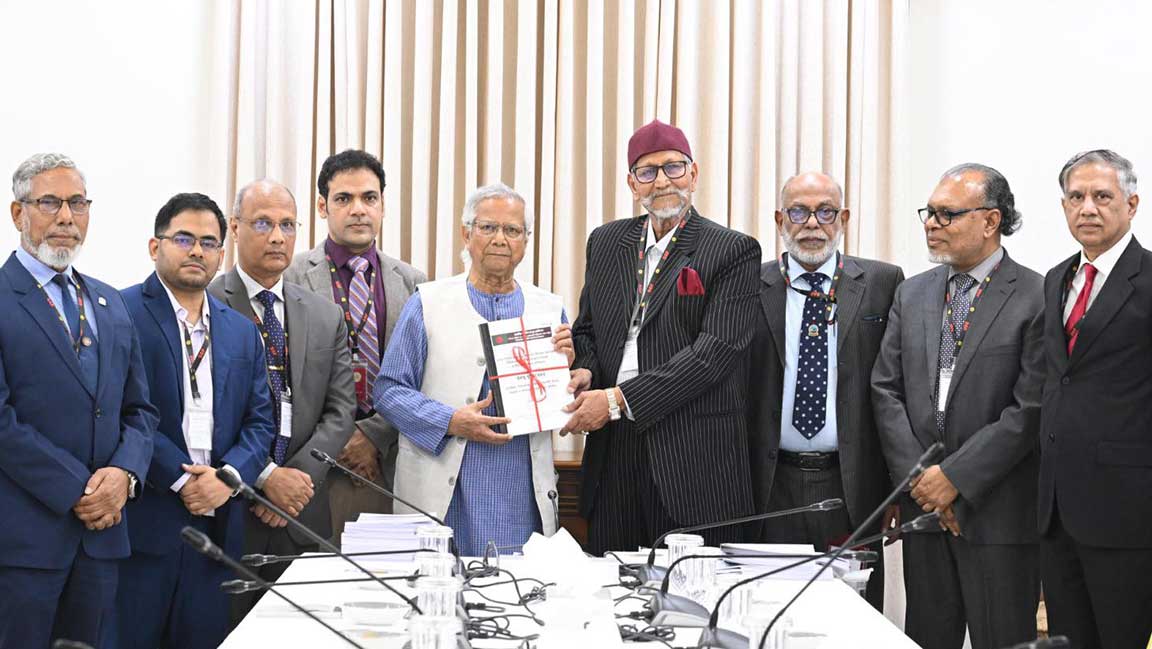 বিডিআর বিদ্রোহে সংঘটিত বর্বরতম হত্যাযজ্ঞ তদন্তের জন্য গঠিত জাতীয় স্বাধীন তদন্ত কমিশন আজ রোববার প্রধান উপদেষ্টা অধ্যাপক মুহাম্মদ ইউনূসের কাছে তাদের প্রতিবেদন জমা দিয়েছে। আজ রাষ্ট্রীয় অতিথি ভবন যমুনায়