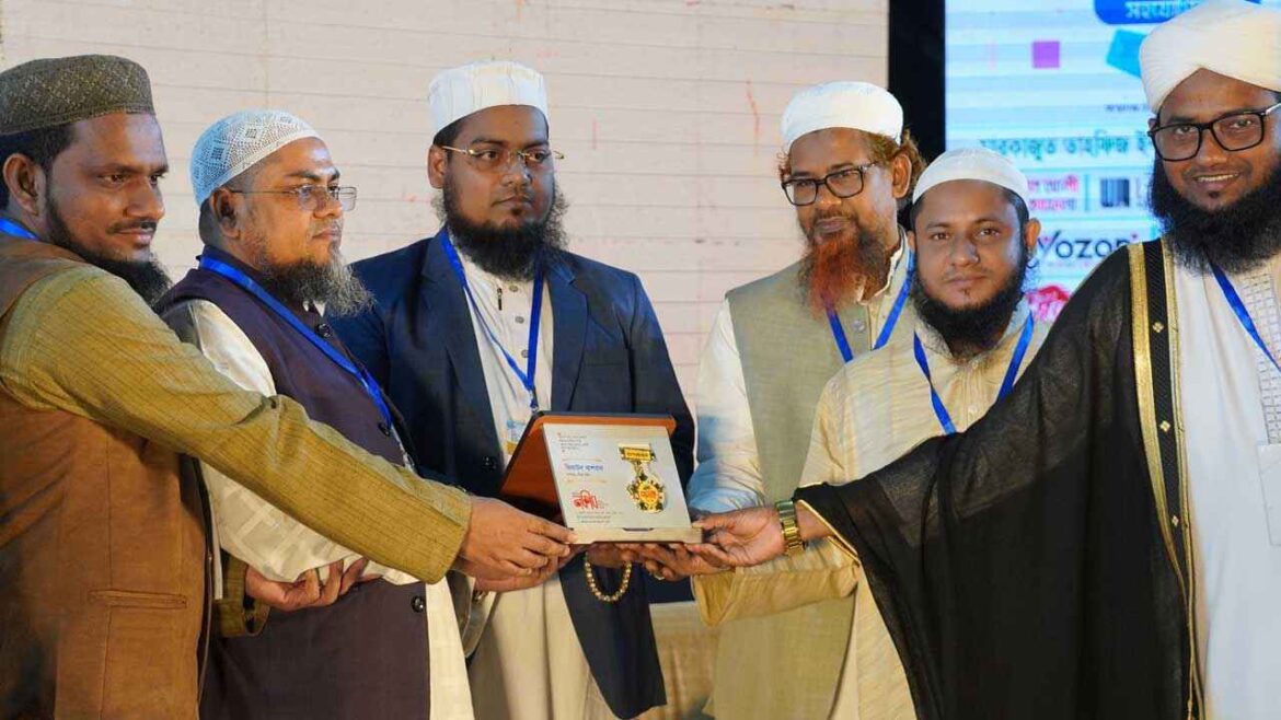 নকীব পদক গ্রহণ করছেন নকীব সম্পাদক জিয়াউল আশরাফ